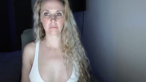 LoVe On  online show from March 6, 3:05 am