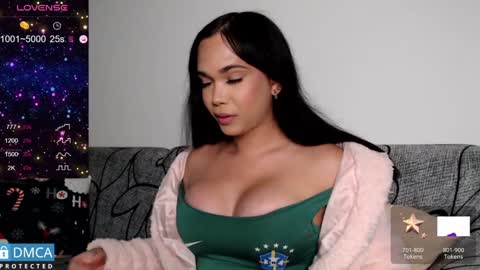 luara_ online show from December 7, 1:46 pm