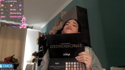 luara_ online show from May 5, 12:22 pm