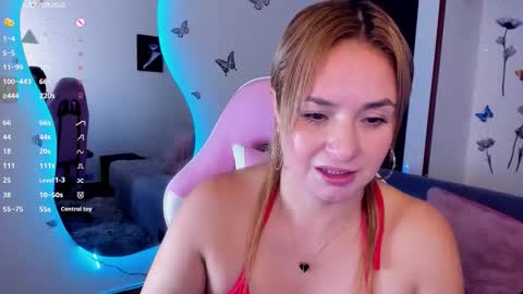 Snapshot of luciamature_ chatting on October 1, 6:51 pm Lucia online show from October 1, 6:51 pm