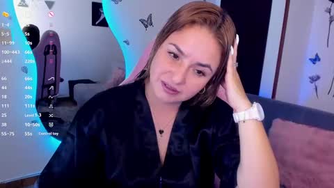 Snapshot of luciamature_ chatting on September 25, 9:44 pm Lucia online show from September 25, 9:44 pm