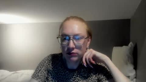 lucky_licky20 online show from March 19, 4:40 am