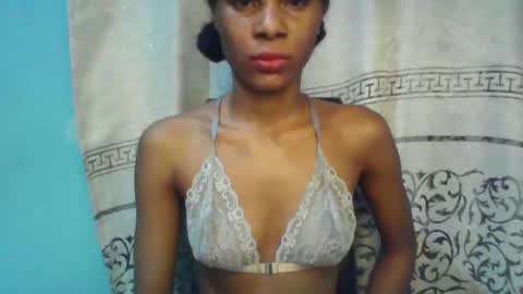 Snapshot of luckymadequeen chatting on February 11, 3:29 am Gloria online show from February 11, 3:29 am