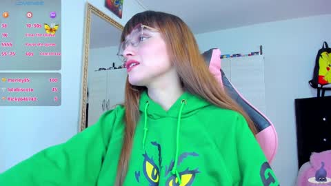 Snapshot of lucy_hess_ chatting on December 19, 5:29 pm Lucy online show from December 19, 5:29 pm