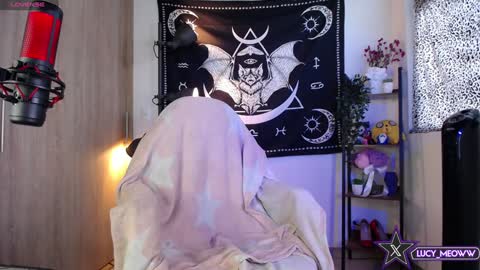 lucy meoww online show from December 4, 7:50 pm