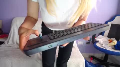  SleepyAbuela online show from May 6, 1:39 pm