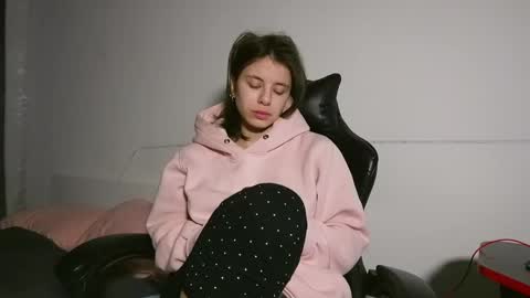 Snapshot of lucyrait chatting on February 11, 5:37 am Lucy online show from February 11, 5:37 am