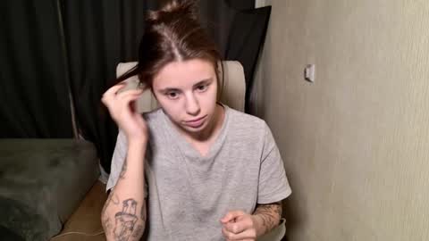 Snapshot of lucyrait chatting on February 22, 9:56 am Lucy online show from February 22, 9:56 am