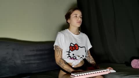 Snapshot of lucyrait chatting on October 26, 1:34 pm Lucy online show from October 26, 1:34 pm