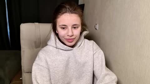 Snapshot of lucyrait chatting on February 21, 11:22 am Lucy online show from February 21, 11:22 am