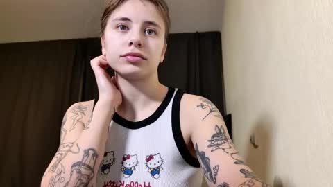 Snapshot of lucyrait chatting on February 17, 7:33 pm Lucy online show from February 17, 7:33 pm