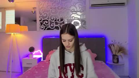 LuisaClover online show from January 19, 1:32 pm