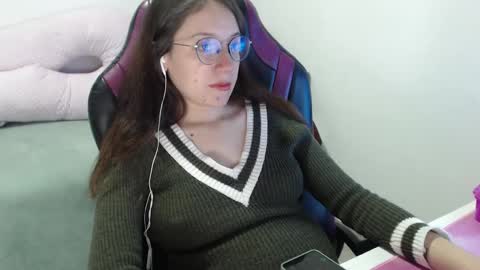 Snapshot of lula_05 chatting on December 6, 12:51 am Vicky online show from December 6, 12:51 am