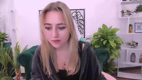 Snapshot of lulu___moon chatting on September 14, 7:21 am Lily online show from September 14, 7:21 am