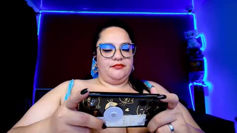 Snapshot of lulubigtitts chatting on February 22, 5:02 am LuluBigTitts online show from February 22, 5:02 am