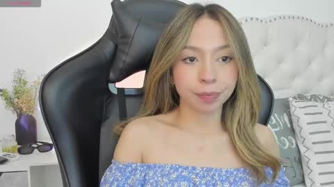 luluuberry online show from March 12, 8:56 pm