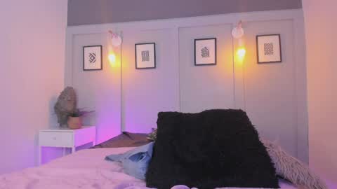 lummii_ online show from May 6, 7:31 pm