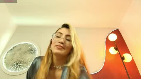 luna__velvet online show from April 28, 4:11 pm