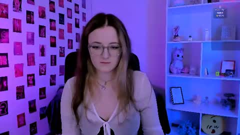luna_berryy online show from July 25, 7:01 pm
