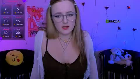 luna_berryy online show from April 29, 8:13 pm