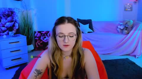 luna_berryy online show from July 4, 7:06 pm