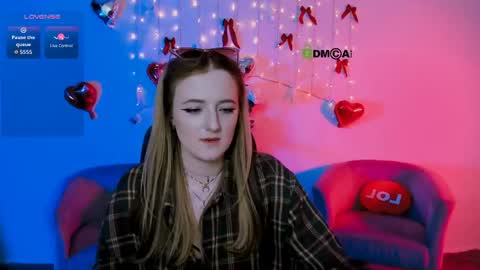 luna_berryy online show from April 28, 2:27 am