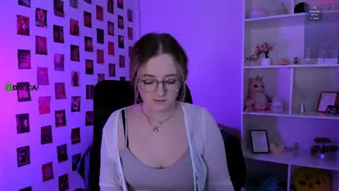 luna_berryy online show from July 18, 7:05 pm