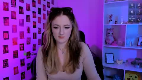 luna_berryy online show from July 30, 9:04 pm