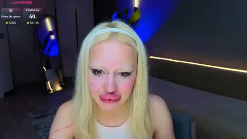 luna_beverly online show from July 12, 8:45 pm