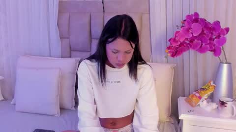 luna_diaz1 online show from March 12, 11:58 am