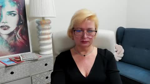 L u n a online show from May 8, 7:14 am