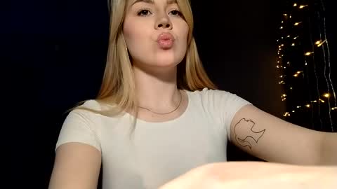 lunapeony online show from March 11, 6:33 pm