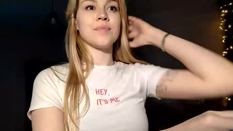 lunapeony online show from March 13, 7:06 pm