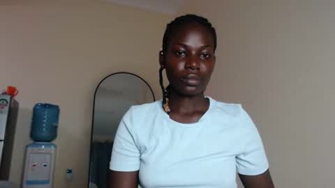 luo_queen online show from March 12, 9:40 pm