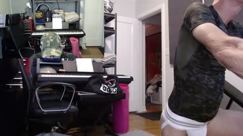 Snapshot of luvshonitoff chatting on December 14, 2:00 am Jim Bo online show from December 14, 2:00 am