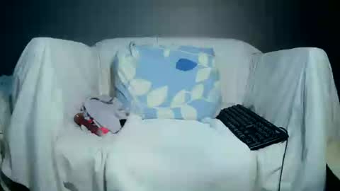 Bee Bee online show from July 28, 3:21 pm