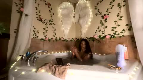 luvvlee online show from October 24, 8:31 pm