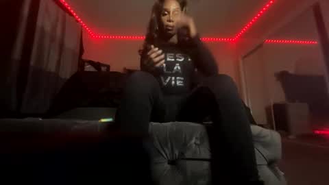 luvvlee online show from February 19, 8:57 am