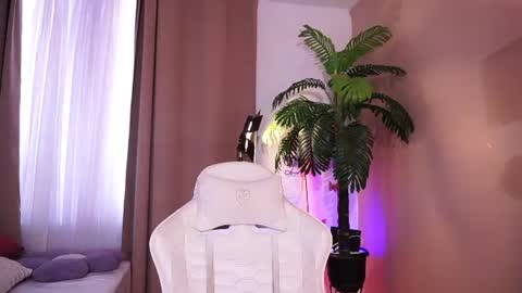Lyhana Lee online show from July 6, 3:14 pm