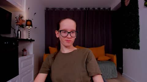 Snapshot of lynettebails chatting on March 7, 1:42 am Sara online show from March 7, 1:42 am
