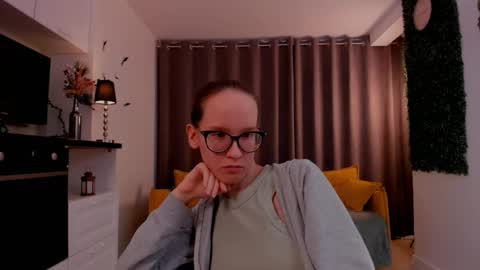 Snapshot of lynettebails chatting on March 2, 7:12 pm Sara online show from March 2, 7:12 pm