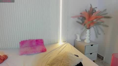 lyrafrost5 online show from March 13, 5:00 am