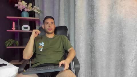 Snapshot of maatt_de_luca chatting on September 10, 6:42 pm Matt De Luca online show from September 10, 6:42 pm