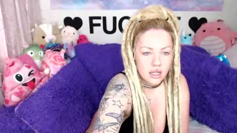 Mackenzie Wolfe online show from July 3, 4:17 am