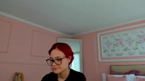 Mae Lyra online show from April 28, 5:17 pm