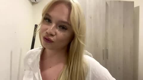 Molly online show from April 30, 4:12 pm