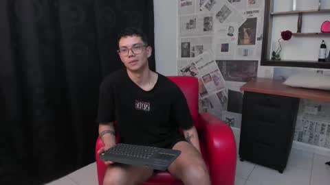 Snapshot of magic_boy01 chatting on February 27, 11:15 pm Damian Rivers online show from February 27, 11:15 pm