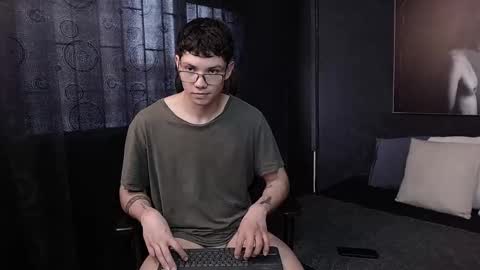 Snapshot of magic_boy01 chatting on October 17, 8:46 pm Damian Rivers online show from October 17, 8:46 pm