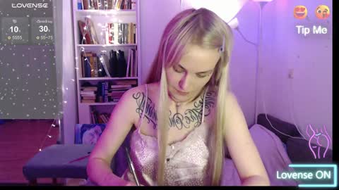 Snapshot of mali_sia chatting on January 28, 11:17 pm Mischelle online show from January 28, 11:17 pm