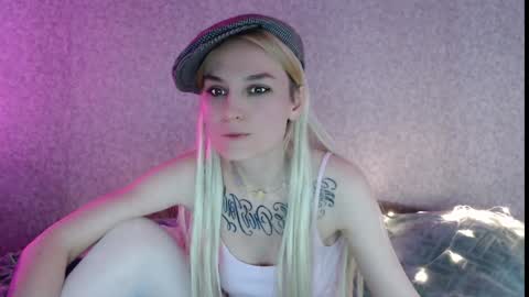 Snapshot of mali_sia chatting on December 5, 9:00 am Mischelle online show from December 5, 9:00 am